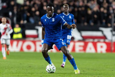 Madrid, İspanya - 6 Kasım 2025: UEFA Konferans Ligi maçı Madrid 'de Rayo Vallecano ve Lich Poznan arasında oynandı. Maç sırasında Lich oyuncuları. Konferans Birliği.