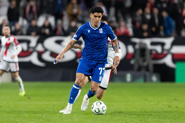 Madrid, İspanya - 6 Kasım 2025: UEFA Konferans Ligi maçı Madrid 'de Rayo Vallecano ve Lich Poznan arasında oynandı. Maç sırasında Lich oyuncuları. Konferans Birliği.