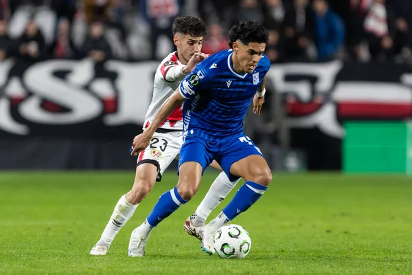 Madrid, İspanya - 6 Kasım 2025: UEFA Konferans Ligi maçı Madrid 'de Rayo Vallecano ve Lich Poznan arasında oynandı. Maç sırasında Lich oyuncuları. Konferans Birliği.