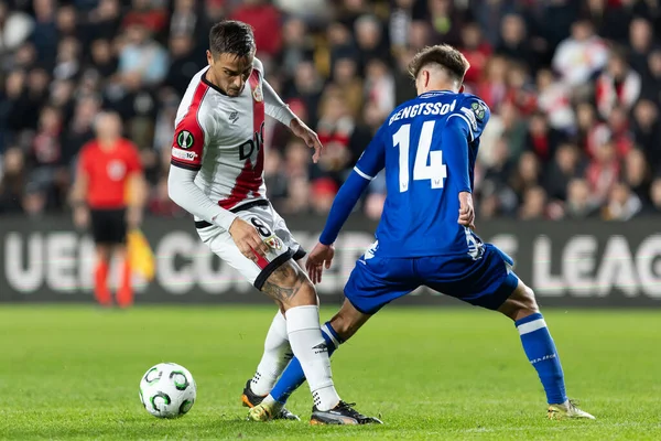 Madrid, İspanya - 6 Kasım 2025: UEFA Konferans Ligi eleme maçı Madrid 'de Rayo Vallecano ve Lich Poznan arasında oynandı. Rayo Vallecano oyuncuları. Konferans Birliği