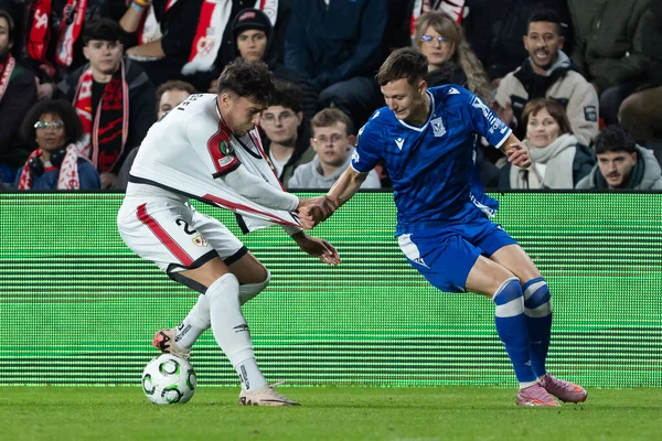 Madrid, İspanya - 6 Kasım 2025: UEFA Konferans Ligi eleme maçı Madrid 'de Rayo Vallecano ve Lich Poznan arasında oynandı. Rayo Vallecano oyuncuları. Konferans Birliği