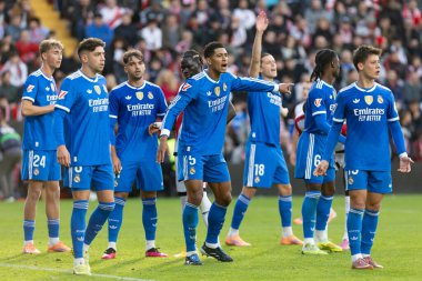 Madrid, İspanya - 9 Kasım 2025: Rayo Vallecano ile Real Madrid arasındaki lig maçı Vallecas 'ta oynandı. Maç sırasında Real Madrid oyuncuları. EA Spor Ligi. Profesyonel futbol..