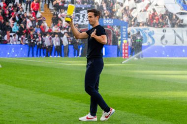 Madrid, İspanya - 8 Kasım 2025: Atletico Madrid ile Levante FC arasındaki lig maçı Madrid 'de oynandı. Rayo Vallecano menajeri ve Vallecas taraftarı. EA Spor Ligi.