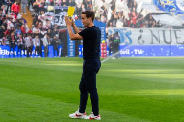 Madrid, İspanya - 8 Kasım 2025: Atletico Madrid ile Levante FC arasındaki lig maçı Madrid 'de oynandı. Rayo Vallecano menajeri ve Vallecas taraftarı. EA Spor Ligi.