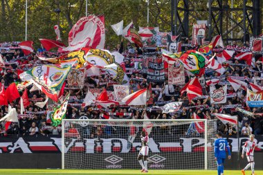 Madrid, İspanya - 8 Kasım 2025: Atletico Madrid ile Levante FC arasındaki lig maçı Madrid 'de oynandı. Rayo Vallecano menajeri ve Vallecas taraftarı. EA Spor Ligi.