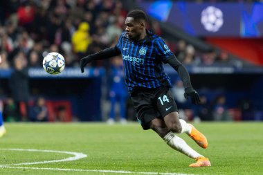 Madrid, İspanya - 26 Kasım 2025: Atletico Madrid ile Inter Milan arasında oynanan Şampiyonlar Ligi maçı. Maç sırasında Inter Milan oyuncuları. Seri A