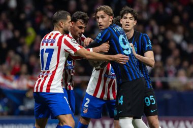 Madrid, İspanya - 26 Kasım 2025: Atletico Madrid ile Inter Milan arasında oynanan Şampiyonlar Ligi maçı. Maç sırasında Inter Milan oyuncuları. Seri A