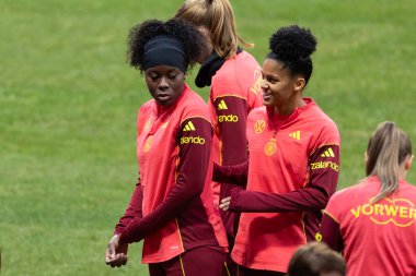 Madrid, İspanya - 2 Aralık 2025: Christian Wuck ve Elisa Senss Madrid 'de düzenlenen Kadın Milletler Ligi finali öncesinde basın toplantısı ve eğitim oturumunda.