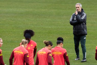 Madrid, İspanya - 2 Aralık 2025: Christian Wuck ve Elisa Senss Madrid 'de düzenlenen Kadın Milletler Ligi finali öncesinde basın toplantısı ve eğitim oturumunda.