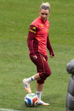 Madrid, İspanya - 2 Aralık 2025: Christian Wuck ve Elisa Senss Madrid 'de düzenlenen Kadın Milletler Ligi finali öncesinde basın toplantısı ve eğitim oturumunda.