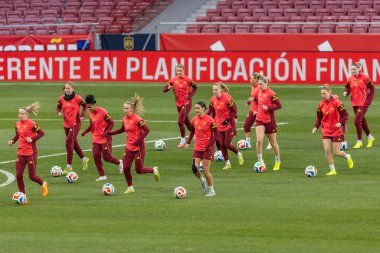 Madrid, İspanya - 2 Aralık 2025: Christian Wuck ve Elisa Senss Madrid 'de düzenlenen Kadın Milletler Ligi finali öncesinde basın toplantısı ve eğitim oturumunda.