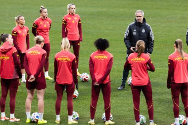 Madrid, İspanya - 2 Aralık 2025: Christian Wuck ve Elisa Senss Madrid 'de düzenlenen Kadın Milletler Ligi finali öncesinde basın toplantısı ve eğitim oturumunda.