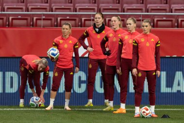 Madrid, İspanya - 2 Aralık 2025: Christian Wuck ve Elisa Senss Madrid 'de düzenlenen Kadın Milletler Ligi finali öncesinde basın toplantısı ve eğitim oturumunda.