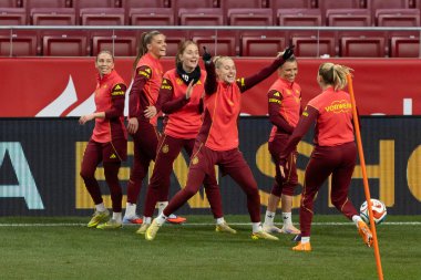 Madrid, İspanya - 2 Aralık 2025: Christian Wuck ve Elisa Senss Madrid 'de düzenlenen Kadın Milletler Ligi finali öncesinde basın toplantısı ve eğitim oturumunda.