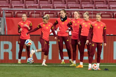 Madrid, İspanya - 2 Aralık 2025: Christian Wuck ve Elisa Senss Madrid 'de düzenlenen Kadın Milletler Ligi finali öncesinde basın toplantısı ve eğitim oturumunda.