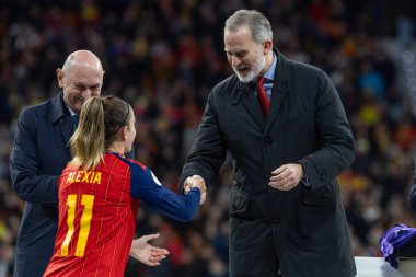 Madrid, İspanya - 2 Aralık 2025: İspanya ile Almanya arasındaki Bayanlar Milletler Ligi finali Madrid 'de oynandı. İspanyol takımı kupayı Kral VI. Felipe ile birlikte alır..