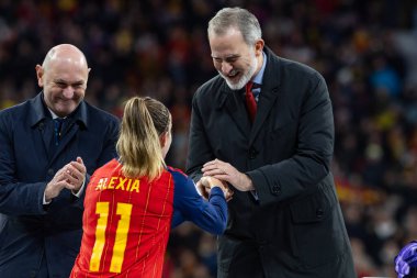 Madrid, İspanya - 2 Aralık 2025: İspanya ile Almanya arasındaki Bayanlar Milletler Ligi finali Madrid 'de oynandı. İspanyol takımı kupayı Kral VI. Felipe ile birlikte alır..