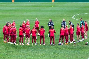 Madrid, İspanya - 2 Aralık 2025: Christian Wuck ve Elisa Senss Madrid 'de düzenlenen Kadın Milletler Ligi finali öncesinde basın toplantısı ve eğitim oturumunda.