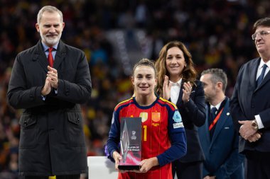 Madrid, İspanya - 2 Aralık 2025: İspanya ile Almanya arasındaki Bayanlar Milletler Ligi finali Madrid 'de oynandı. İspanyol takımı kupayı Kral VI. Felipe ile birlikte alır..