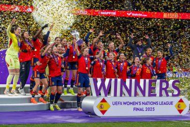 Madrid, İspanya - 2 Aralık 2025: İspanya ile Almanya arasındaki Bayanlar Milletler Ligi finali Madrid 'de oynandı. İspanyol takımı kupayı Kral VI. Felipe ile birlikte alır..