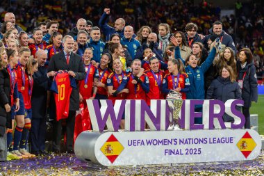 Madrid, İspanya - 2 Aralık 2025: İspanya ile Almanya arasındaki Bayanlar Milletler Ligi finali Madrid 'de oynandı. İspanyol takımı kupayı Kral VI. Felipe ile birlikte alır..