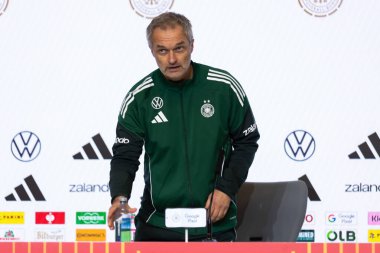 Madrid, İspanya - 2 Aralık 2025: Christian Wuck ve Elisa Senss Madrid 'de düzenlenen Kadın Milletler Ligi finali öncesinde basın toplantısı ve eğitim oturumunda.