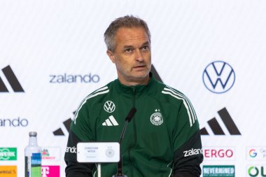 Madrid, İspanya - 2 Aralık 2025: Christian Wuck ve Elisa Senss Madrid 'de düzenlenen Kadın Milletler Ligi finali öncesinde basın toplantısı ve eğitim oturumunda.