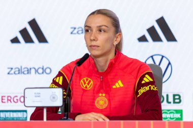 Madrid, İspanya - 2 Aralık 2025: Christian Wuck ve Elisa Senss Madrid 'de düzenlenen Kadın Milletler Ligi finali öncesinde basın toplantısı ve eğitim oturumunda.