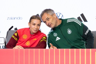 Madrid, İspanya - 2 Aralık 2025: Christian Wuck ve Elisa Senss Madrid 'de düzenlenen Kadın Milletler Ligi finali öncesinde basın toplantısı ve eğitim oturumunda.