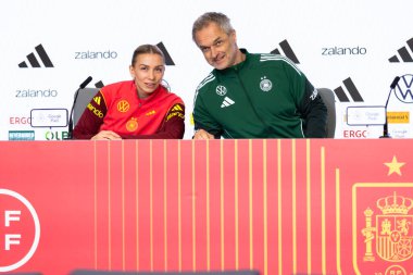 Madrid, İspanya - 2 Aralık 2025: Christian Wuck ve Elisa Senss Madrid 'de düzenlenen Kadın Milletler Ligi finali öncesinde basın toplantısı ve eğitim oturumunda.