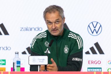 Madrid, İspanya - 2 Aralık 2025: Christian Wuck ve Elisa Senss Madrid 'de düzenlenen Kadın Milletler Ligi finali öncesinde basın toplantısı ve eğitim oturumunda.