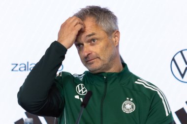 Madrid, İspanya - 2 Aralık 2025: Christian Wuck ve Elisa Senss Madrid 'de düzenlenen Kadın Milletler Ligi finali öncesinde basın toplantısı ve eğitim oturumunda.