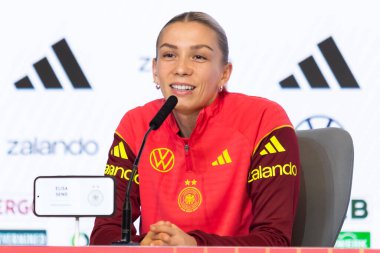 Madrid, İspanya - 2 Aralık 2025: Christian Wuck ve Elisa Senss Madrid 'de düzenlenen Kadın Milletler Ligi finali öncesinde basın toplantısı ve eğitim oturumunda.