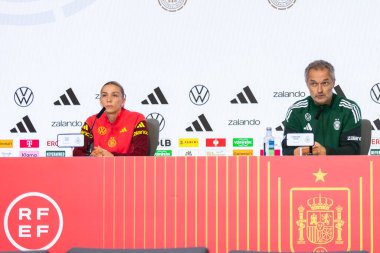 Madrid, İspanya - 2 Aralık 2025: Christian Wuck ve Elisa Senss Madrid 'de düzenlenen Kadın Milletler Ligi finali öncesinde basın toplantısı ve eğitim oturumunda.