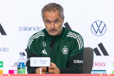 Madrid, İspanya - 2 Aralık 2025: Christian Wuck ve Elisa Senss Madrid 'de düzenlenen Kadın Milletler Ligi finali öncesinde basın toplantısı ve eğitim oturumunda.