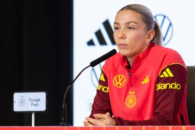 Madrid, İspanya - 2 Aralık 2025: Christian Wuck ve Elisa Senss Madrid 'de düzenlenen Kadın Milletler Ligi finali öncesinde basın toplantısı ve eğitim oturumunda.