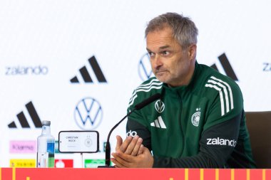 Madrid, İspanya - 2 Aralık 2025: Christian Wuck ve Elisa Senss Madrid 'de düzenlenen Kadın Milletler Ligi finali öncesinde basın toplantısı ve eğitim oturumunda.