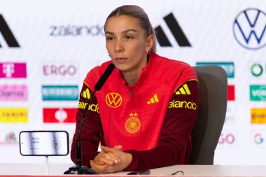 Madrid, İspanya - 2 Aralık 2025: Christian Wuck ve Elisa Senss Madrid 'de düzenlenen Kadın Milletler Ligi finali öncesinde basın toplantısı ve eğitim oturumunda.