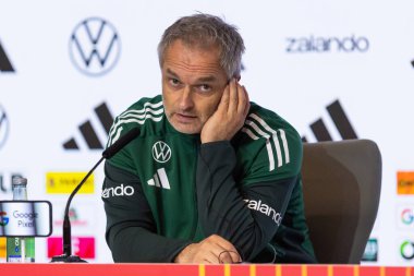 Madrid, İspanya - 2 Aralık 2025: Christian Wuck ve Elisa Senss Madrid 'de düzenlenen Kadın Milletler Ligi finali öncesinde basın toplantısı ve eğitim oturumunda.