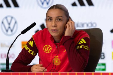 Madrid, İspanya - 2 Aralık 2025: Christian Wuck ve Elisa Senss Madrid 'de düzenlenen Kadın Milletler Ligi finali öncesinde basın toplantısı ve eğitim oturumunda.