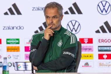 Madrid, İspanya - 2 Aralık 2025: Christian Wuck ve Elisa Senss Madrid 'de düzenlenen Kadın Milletler Ligi finali öncesinde basın toplantısı ve eğitim oturumunda.