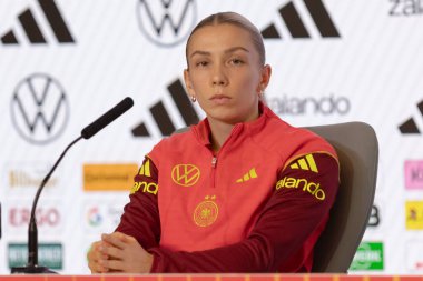 Madrid, İspanya - 2 Aralık 2025: Christian Wuck ve Elisa Senss Madrid 'de düzenlenen Kadın Milletler Ligi finali öncesinde basın toplantısı ve eğitim oturumunda.