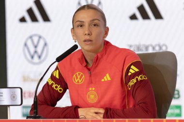 Madrid, İspanya - 2 Aralık 2025: Christian Wuck ve Elisa Senss Madrid 'de düzenlenen Kadın Milletler Ligi finali öncesinde basın toplantısı ve eğitim oturumunda.