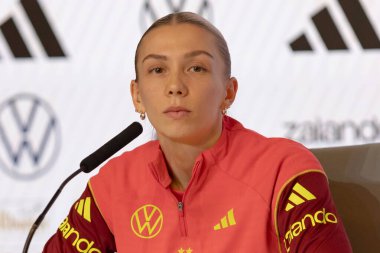 Madrid, İspanya - 2 Aralık 2025: Christian Wuck ve Elisa Senss Madrid 'de düzenlenen Kadın Milletler Ligi finali öncesinde basın toplantısı ve eğitim oturumunda.