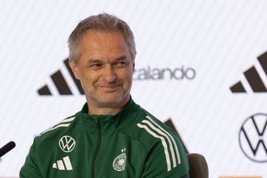 Madrid, İspanya - 2 Aralık 2025: Christian Wuck ve Elisa Senss Madrid 'de düzenlenen Kadın Milletler Ligi finali öncesinde basın toplantısı ve eğitim oturumunda.