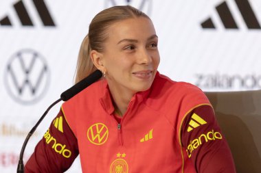 Madrid, İspanya - 2 Aralık 2025: Christian Wuck ve Elisa Senss Madrid 'de düzenlenen Kadın Milletler Ligi finali öncesinde basın toplantısı ve eğitim oturumunda.