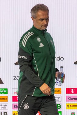 Madrid, İspanya - 2 Aralık 2025: Christian Wuck ve Elisa Senss Madrid 'de düzenlenen Kadın Milletler Ligi finali öncesinde basın toplantısı ve eğitim oturumunda.