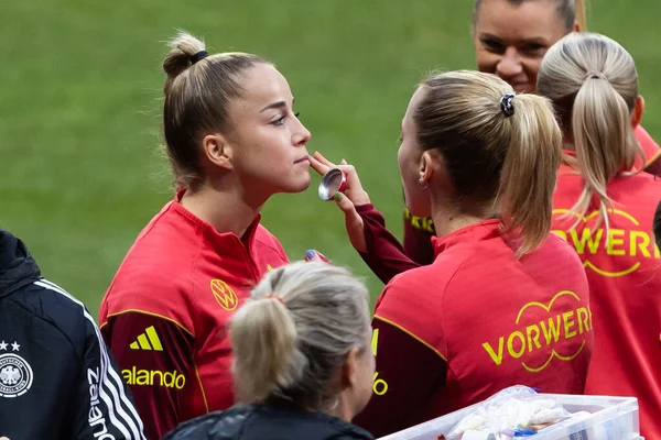 Madrid, İspanya - 2 Aralık 2025: Christian Wuck ve Elisa Senss Madrid 'de düzenlenen Kadın Milletler Ligi finali öncesinde basın toplantısı ve eğitim oturumunda.