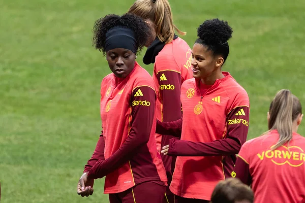 Madrid, İspanya - 2 Aralık 2025: Christian Wuck ve Elisa Senss Madrid 'de düzenlenen Kadın Milletler Ligi finali öncesinde basın toplantısı ve eğitim oturumunda.