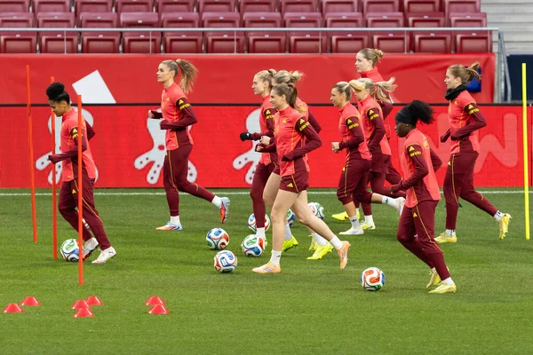 Madrid, İspanya - 2 Aralık 2025: Christian Wuck ve Elisa Senss Madrid 'de düzenlenen Kadın Milletler Ligi finali öncesinde basın toplantısı ve eğitim oturumunda.